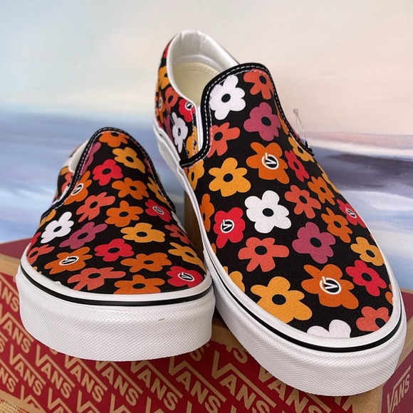 Vans Men’s Classic Slip-On
Flower Print Black/Multi
VN0A3UT7BML
Sneakers - Picture 8 of 16